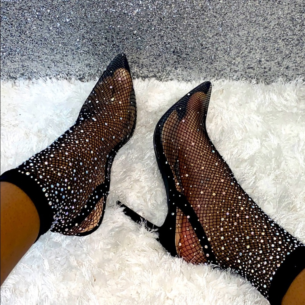 BLACK PUMPS/HEELS